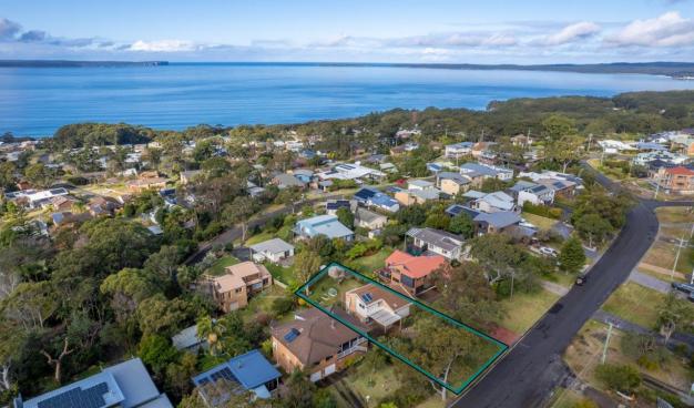 Sanctuary Point Holiday House, Waterfront retirement, dual occupancy potential, big block, sub-division block, Scott Morton, huski beachfront, huskisson beachfront, beach shack, beach house, beach cottage, Huskisson Real Estate, Jervis Bay Real Estate, Real Estate Agents Jervis Bay,One Agency Jervis Bay, Oz Realty Huskisson, Absolute Waterfront, waterfront holiday house, Jervis Bay holiday, Huskisson Apartments, Vincentia, South Coast NSW,  huskisson, Jervis Bay Holiday, Elizabeth Drive, Hyams Beach,